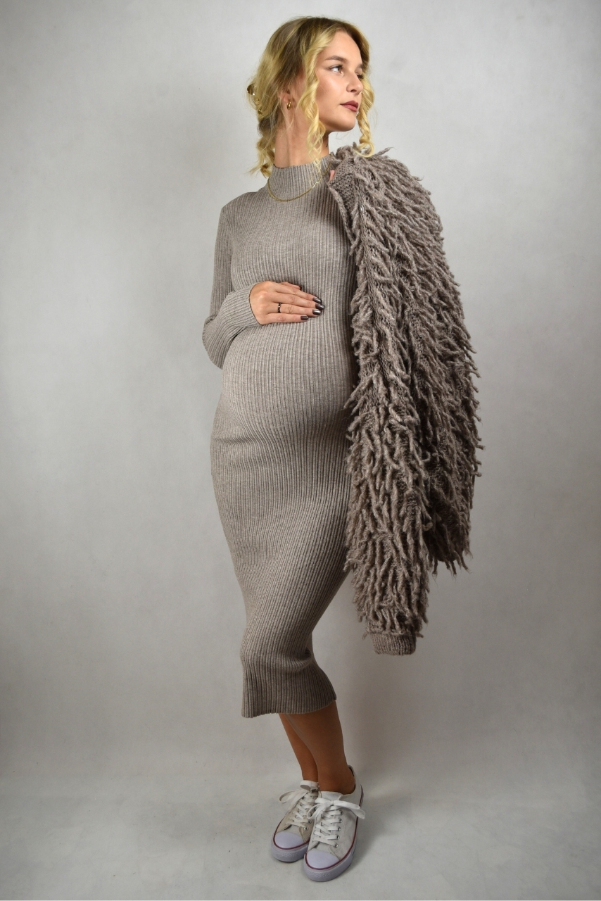 Beżowa sukienka ciążowa sweterkowa półgolf