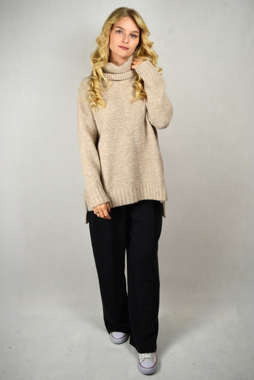 Beżowy sweter z szerokim golfem