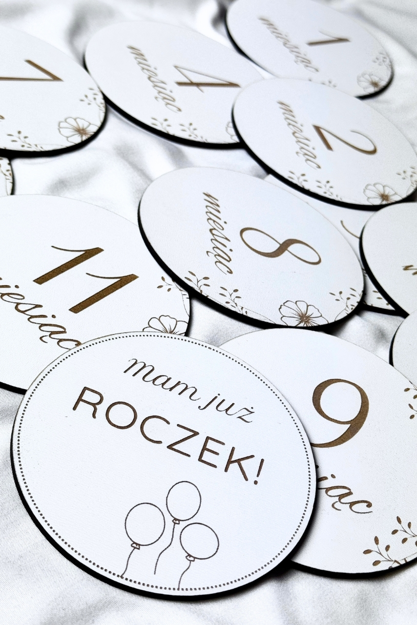 Białe karty z miesiącami do zdjęć - wzór kwiaty i baloniki