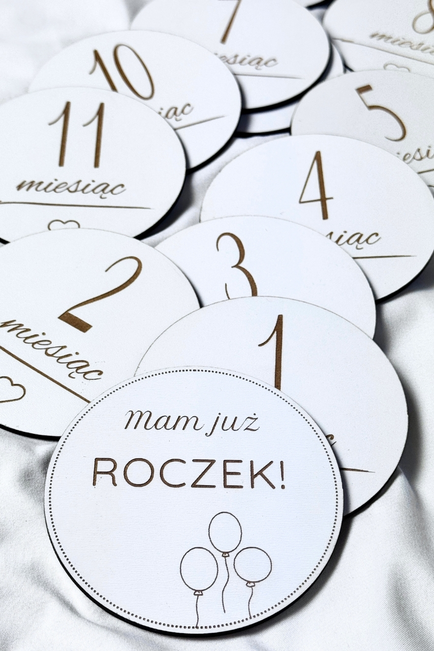 Białe pamiątkowe tabliczki z miesiącami - wzór serce i baloniki