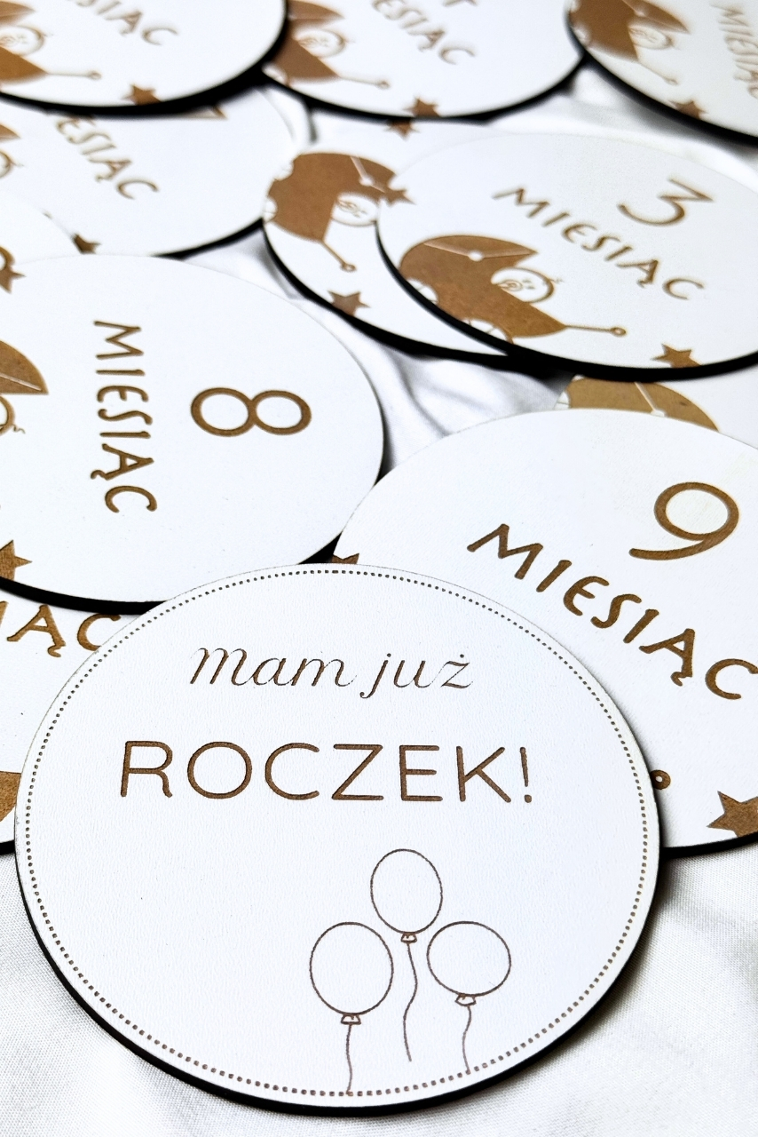 Białe tabliczki do zdjęć z miesiącami - wzór wózek i baloniki