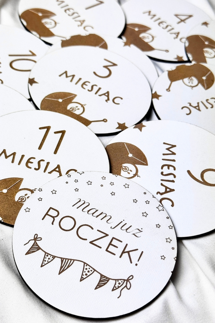 Białe tabliczki z miesiącami do zdjęć - wzór wózek i girlanda