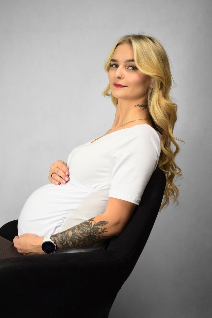 Biała bluzka ciążowa i do karmienia marszczona - obrazek 3