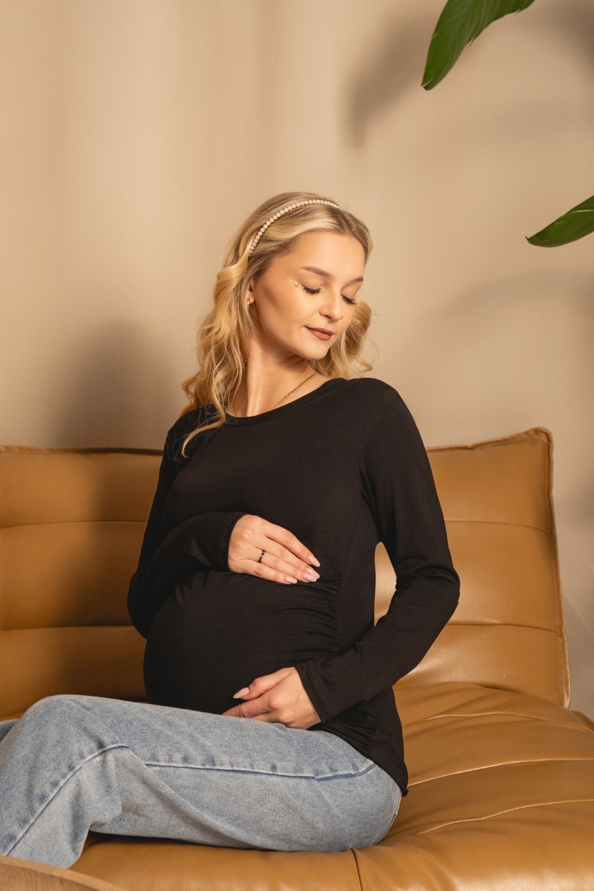Czarna bluzka ciążowa z długim rękawem marszczona